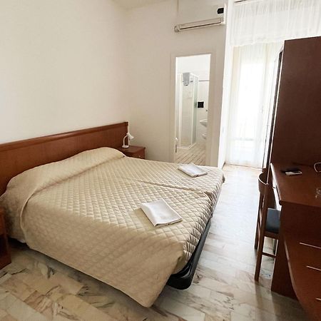 Hotel Caravan B&B 佩萨罗 外观 照片
