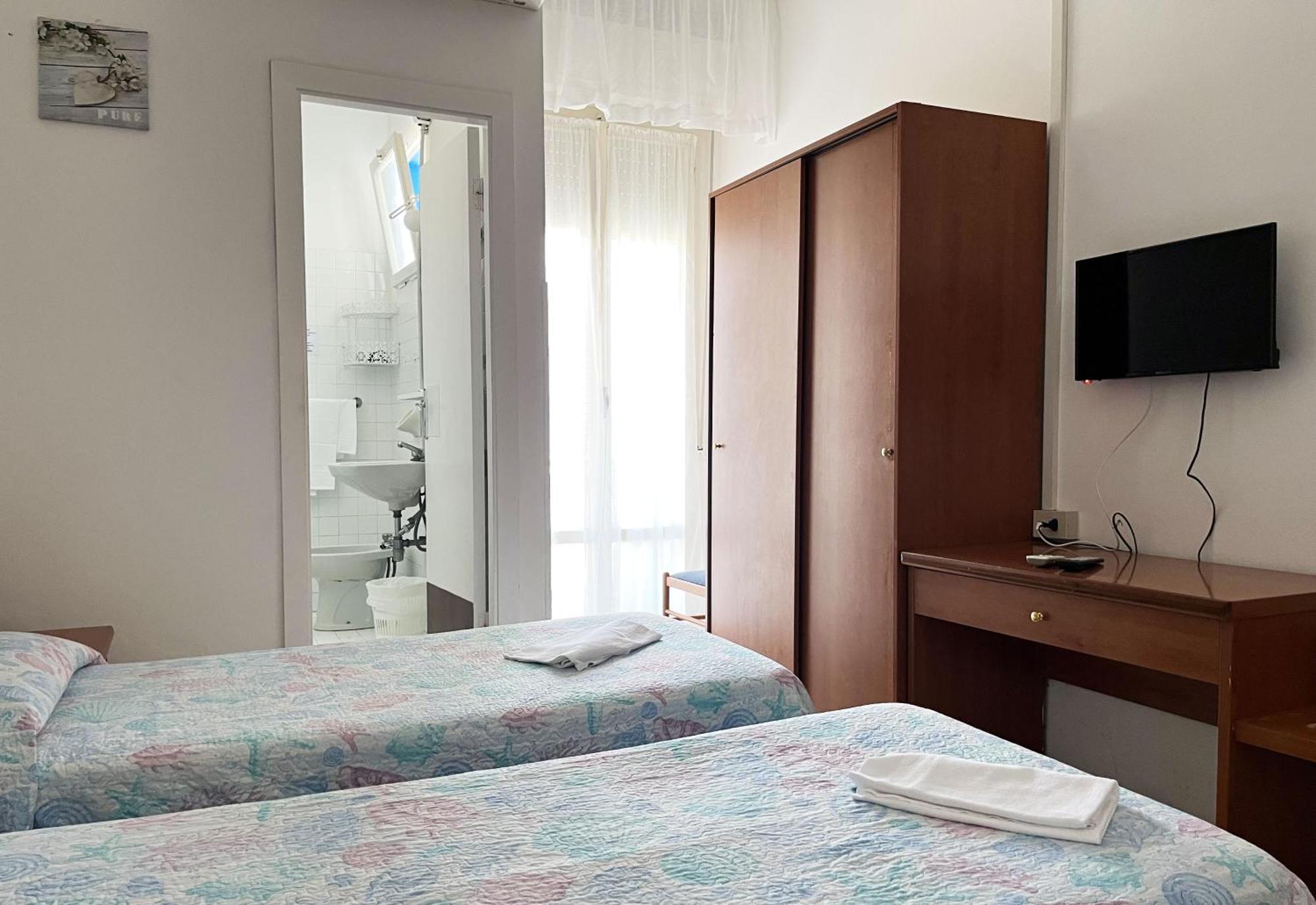 Hotel Caravan B&B 佩萨罗 外观 照片