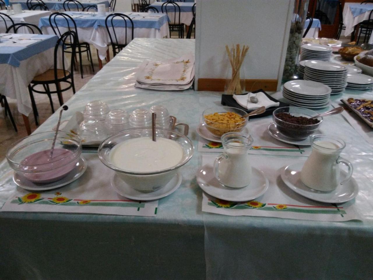 Hotel Caravan B&B 佩萨罗 外观 照片