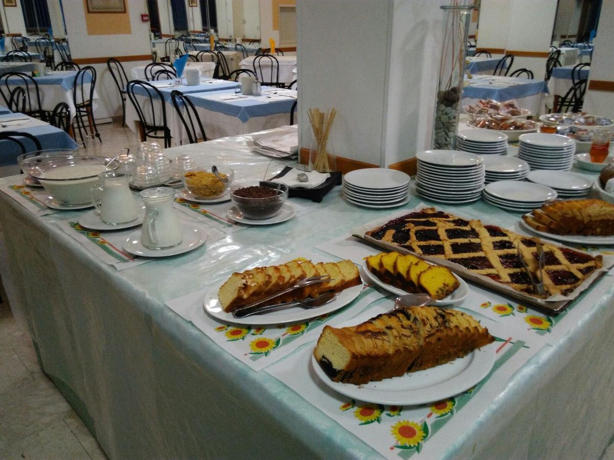 Hotel Caravan B&B 佩萨罗 外观 照片